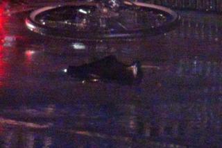 Tragedia pod PIasecznem. Wjechał autem w rowerzystów. Jeden nie żyje, kierowca uciekł