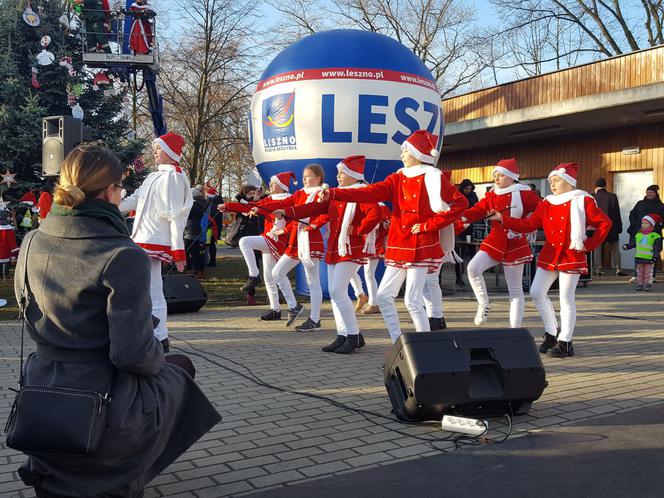 Choinka przy lodowisku miejskim w Lesznie w bombkach