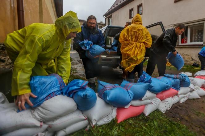 Rzeka Biała Lądecka wystąpiła z koryta. Woda zalewa Lądek Zdrój