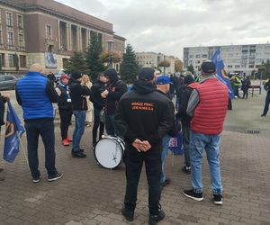 Hutnicy i koksownicy wyszli na ulice w Dąbrowie Górniczej. Apel do rządu o ratunek dla branży i tysięcy miejsc pracy