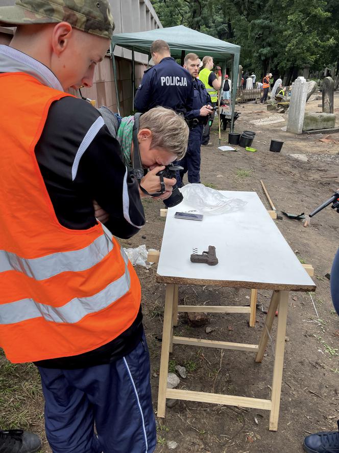 Znaleźli broń między macewami. Odkrycie na cmentarzu żydowskim w Warszawie