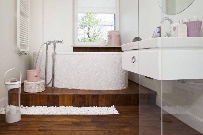 Wnętrza z podestem i podłogą na różnych poziomach