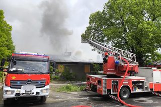Pożar baraków przy ulicy Krzyskiej w Tarnowie. Na miejscu 16 zastępów straży pożarnej 