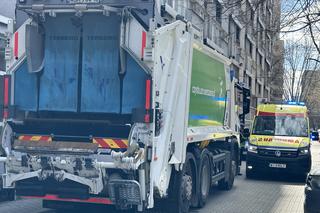 Tragedia na Woli. Śmieciarka przejechała staruszkę. Dramatyczne sceny