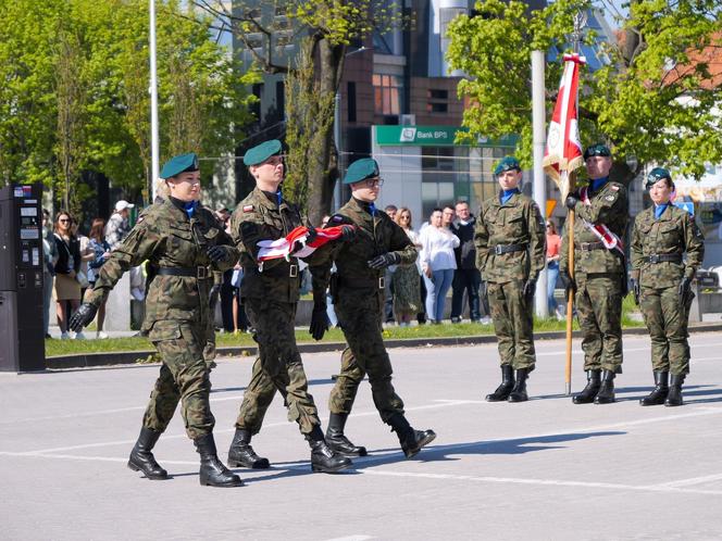 Ponad stu żołnierzy na Placu Solidarności w Olsztynie. Złożyli uroczystą przysięgę [ZDJĘCIA]