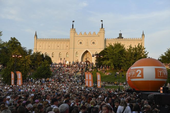 Michał Szpak przyłapany bez spodni za kulisami koncertu. Tego nie pokazali w TV!