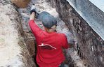 Podbijanie fundamentów 2. Skarpy wykopu trzymały się na tyle mocno, że nie trzeba było zabezpieczać ich przed osuwaniem.