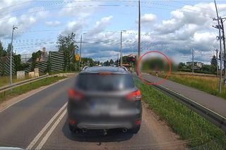 Oława. 37-latek wszedł na przejazd mimo opuszczonych rogatek. Tak się tłumaczył [ZDJĘCIA].