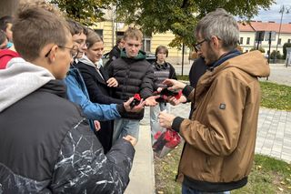 Uczniowie sadzili żonkile przy skwerze pamięci