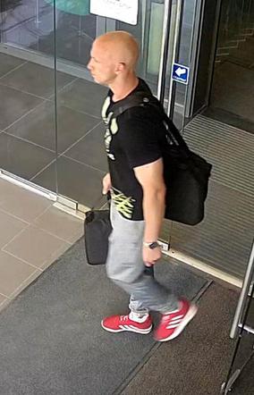 Okradł biuro w Bydgoszczy! Poznajesz tego mężczyznę? [ZDJĘCIA]