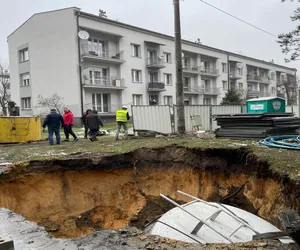 Pilne: ziemia zapadła się tuż przy bloku. Mieszkańcy Trzebini zdruzgotani