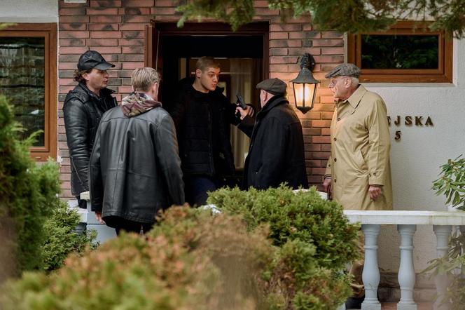 Na Wspólnej odc. 3797: Hebel (Tadeusz Huk), Seba (Bartosz Głogowski), Zawias (Sławomir Sulej), Palec (Marcin Włodarski)