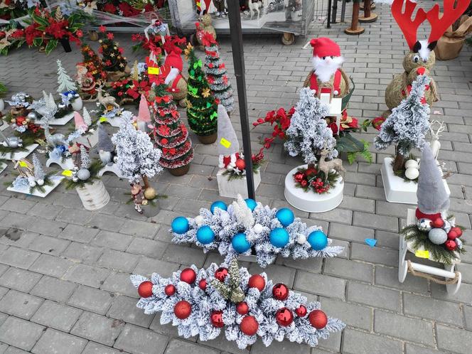 Magia świąt na łódzkich targowiskach. Zobacz, jakie ozdoby można tam kupić [ZDJĘCIA]