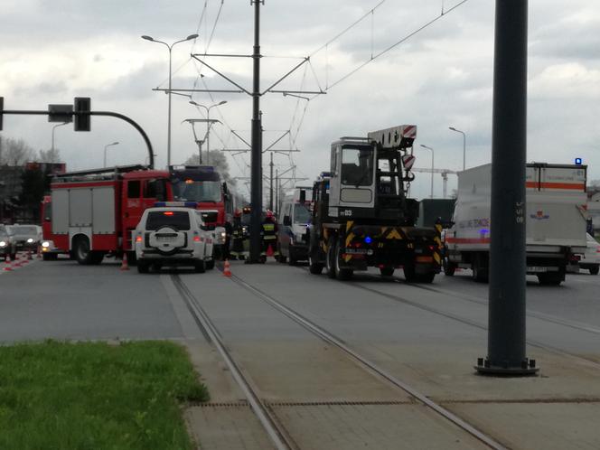 Kraków: 20-letnia dziewczyna wpadła pod tramwaj przy przystanku Rzebika