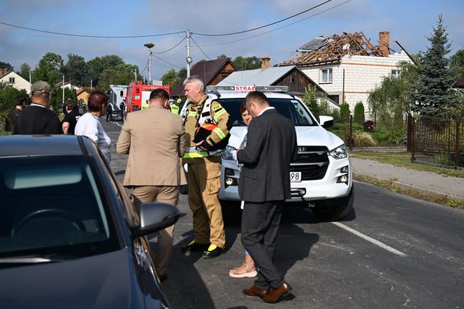 Zniszczony przez drona dach budynku mieszkalnego w miejscowości Wyryki