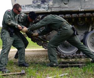 Polscy żołnierze naprawiają czołg Leopard 2A5