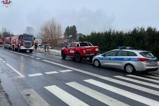 Potężny pożar w miejscowości Łuszczów Pierwszy. Droga w tym miejscu była nieprzejezdna 