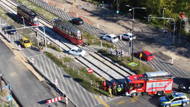 Kolizja na skrzyżowaniu w Będzinie. Kierująca fiatem utkwiła na torowisku 