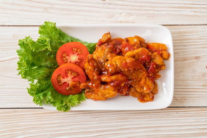 Ryba w chrupiącej panierce i ostrym sosie chili