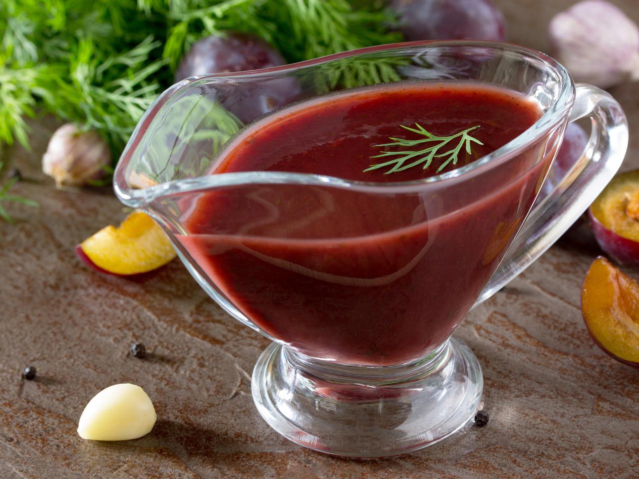 Sos barbecue ze śliwek: pikantny sos śliwkowy do mięs