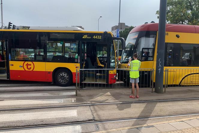 Zderzenie tramwaju i autobusu w Warszawie