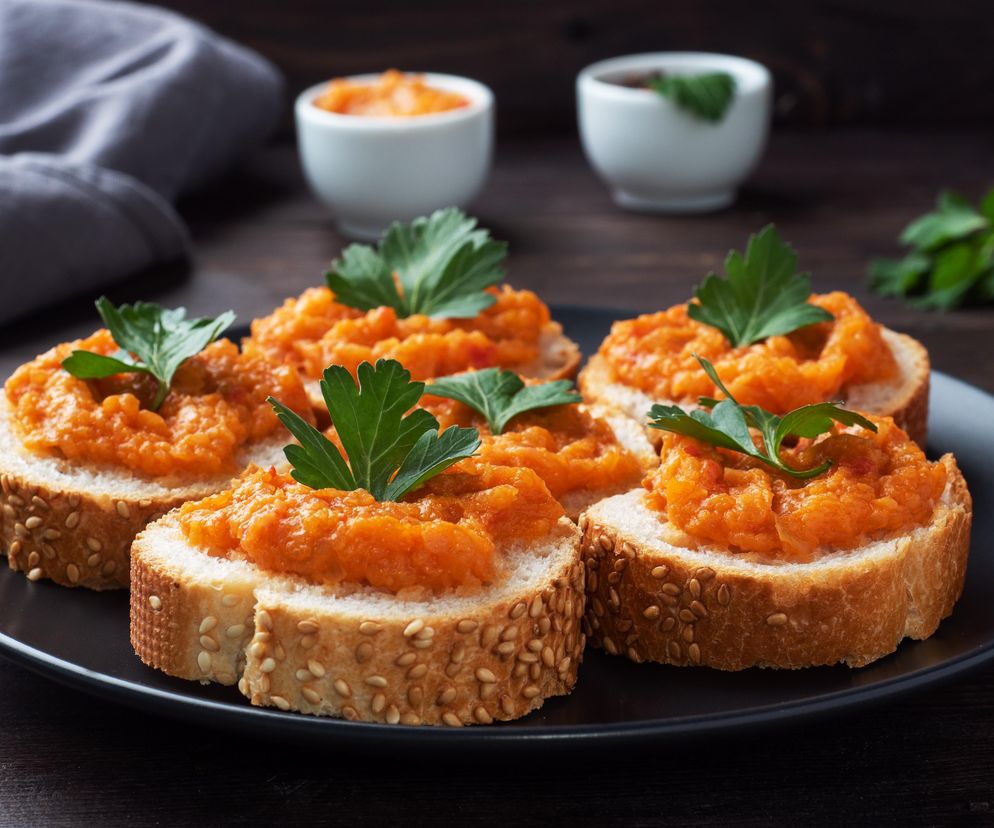 Kanapkowa pasta z papryki i pomidorów. Zdrowa alternatywa dla sklepowych smarowideł