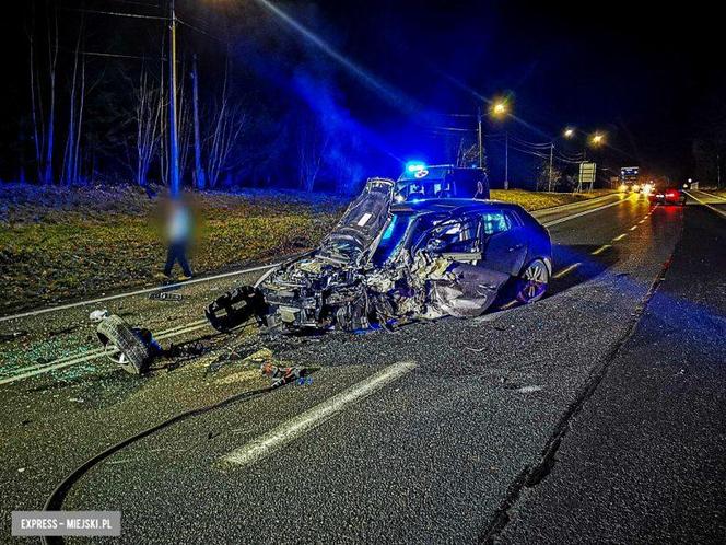 Z samochodów zostały wraki, dwie osoby ranne