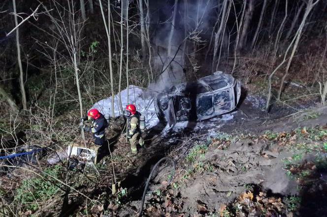 Spalone auto koło Starogrodu Dolnego. W środku byli bezdomni