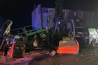 Kierowca traktora dachował! Ciągnik zderzył się z osobówką