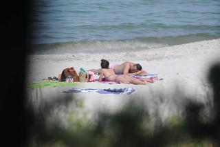 Kaczyńska z nieznajomym smaży się na plaży