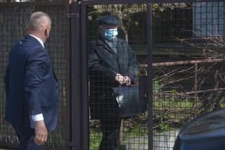 Jarosław Kaczyński wychodzi z domu w maseczce ochronnej