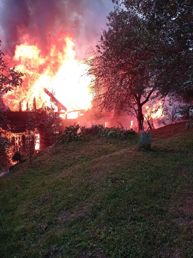 Drewniany dom płonął jak pochodnia! Właścicielka straciła cały dobytek życia