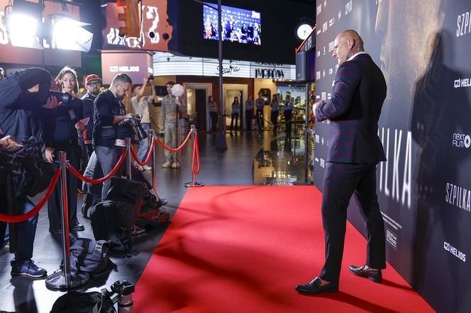 Artur Szpilka z narzeczoną Kamilą Wybrańczyk na premierze filmu "Szpilka"