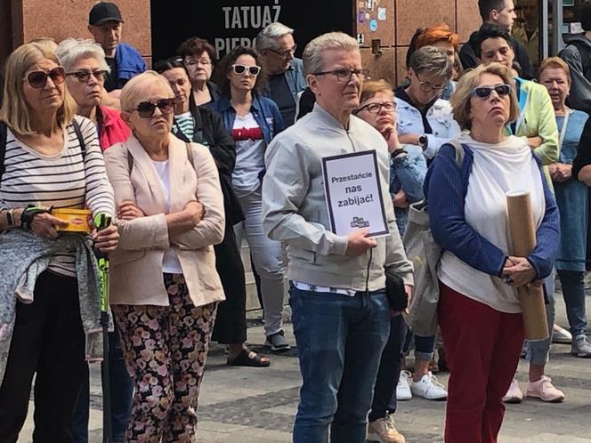 Protest „Ani Jednej Więcej!” w Rybniku. Protestowano przed biurem PiS [ZDJĘCIA]