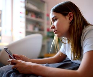 Dziecko ucieka w świat telefonu? Rozmowa działa lepiej niż próby kontroli