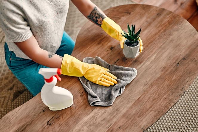 Dodaj dokładnie 15 kropli do płynu podczas wycierania kurzu. Nawet nie wiesz, ile tracisz bez tego. W całym domu będzie przepięknie pachnieć, a kurz nie osiądzie nawet przez 2 tygodnie 