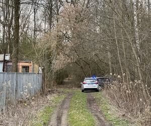 Horror na warszawskiej Białołęce. W budynku obok rozdzielni elektrycznej znaleziono ciało 70-latka