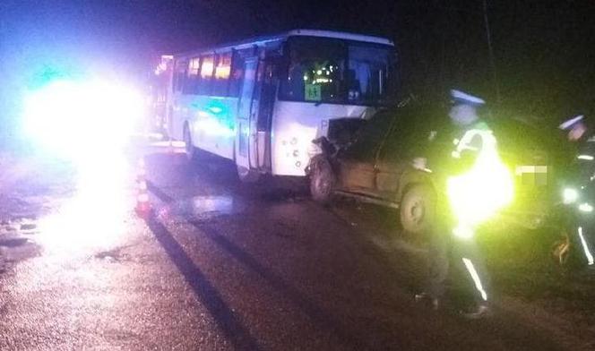 Czarna Białostocka. Autobus zderzył się z osobówką