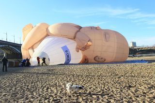 Wielki balon w kształcie dziecka w Warszawie