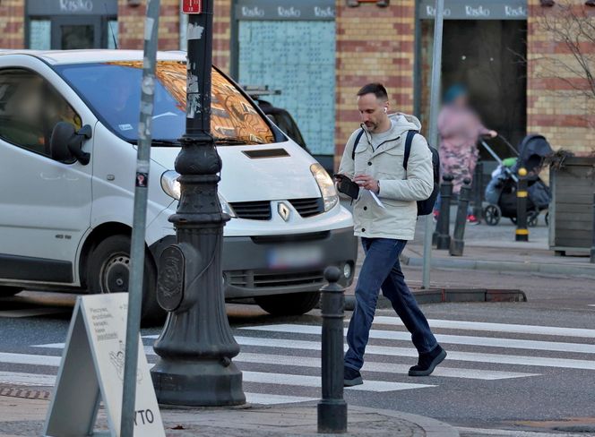 Janusz Kowalski przechodzi przez pasy na czerwonym