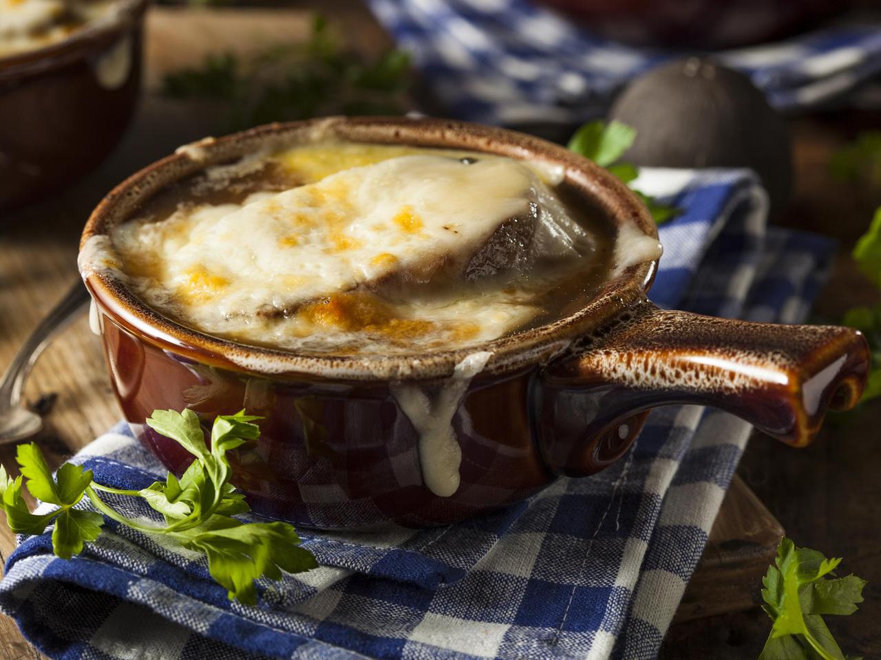 Zupa cebulowa z chlebem. Radzimy, co zrobić z nadmiarem chleba po świętach