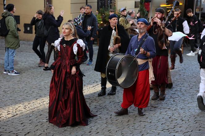 Korowód w ramach Międzynarodowego Festiwalu Renesansu w Lublinie