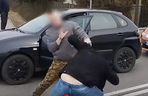 Do sieci trafiło szokujące nagranie. Brutalna bójka kierowców. Przez kilka minut kopali się na oczach świadków