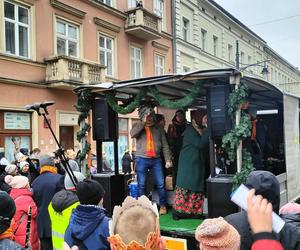 Kolorowy Orszak Trzech Króli w Łodzi. W centrum miasta pojawiło się mnóstwo osób [ZDJĘCIA]