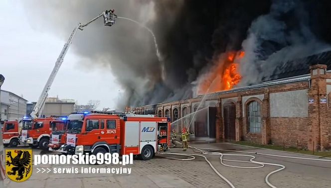 Potężny pożar zabytkowej hali w Gdańsku. Wielka chmura dymu w mieście