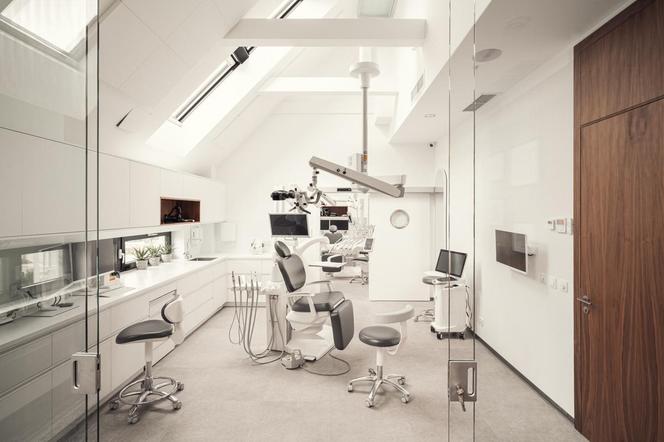 Zobacz klinikę dentystyczną w Gdańsku. Zdjęcia wyjątkowego wnętrza w zabytkowym spichlerzu