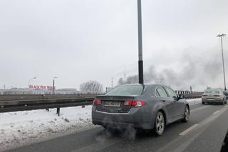 Pożar na Bałutach! Ogień w hali, w której składują podpałkę do grilla!