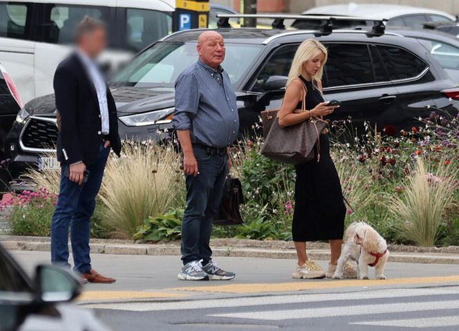 Jasnowidz Jackowski przyłapany w Warszawie. Młodsza, atrakcyjna kobieta i luksusowe zakupy