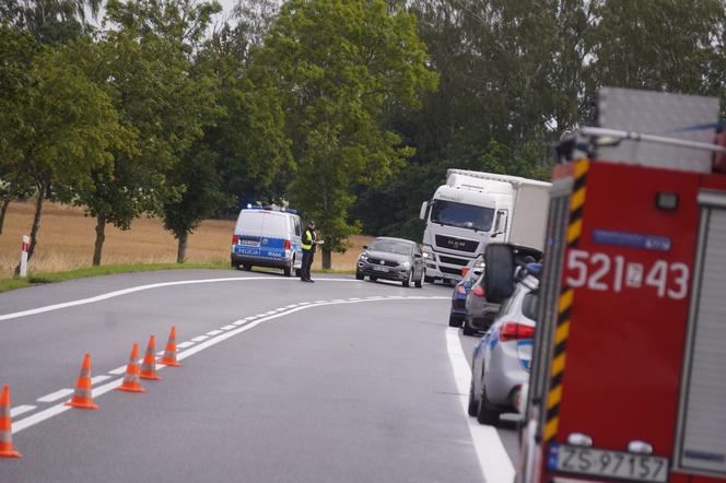 Tragiczny wypadek pod Sławnem. Citroen roztrzaskał się na drzewie