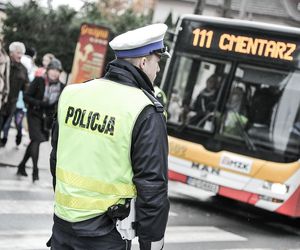 Parkingi i cmentarze 1 listopada w Warszawie. Sprawdź zmiany w organizacji ruchu we Wszystkich Świętych